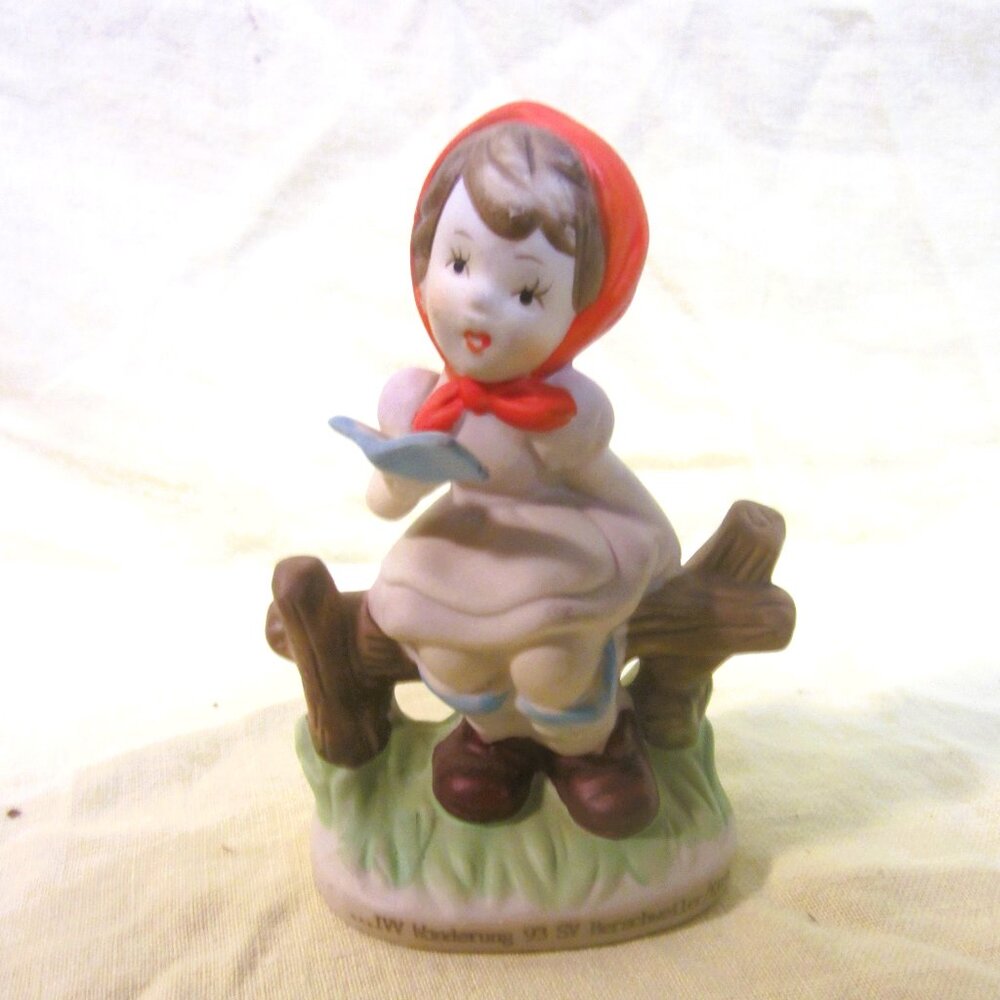 VTG 1993 HANDGEMALT PORCELAIN FIGURINE, GIRL SITTING ON FENCE READING A BOOK